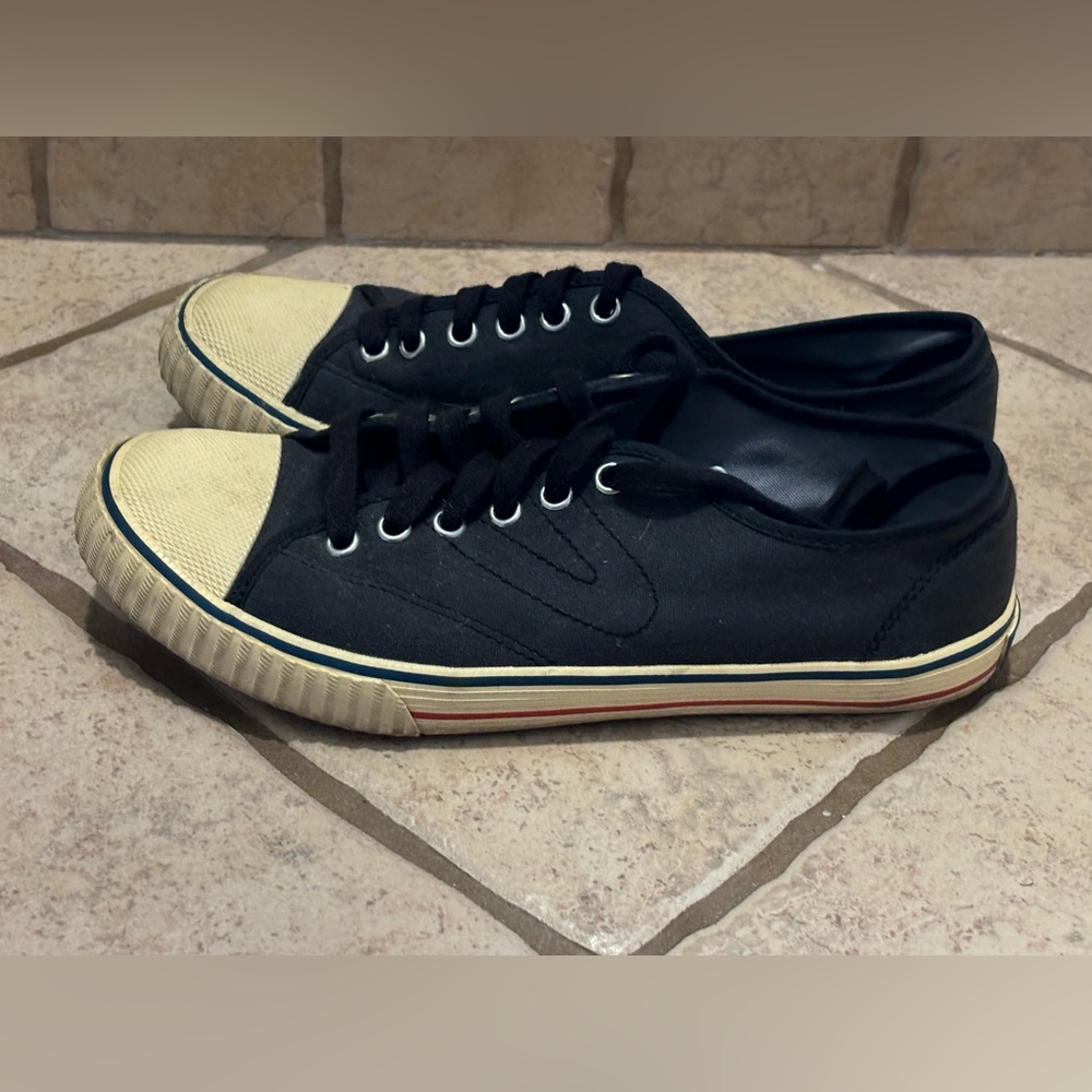 Tretorn Women’s Size 6 Tennis Shoe Low Sneakers Navy